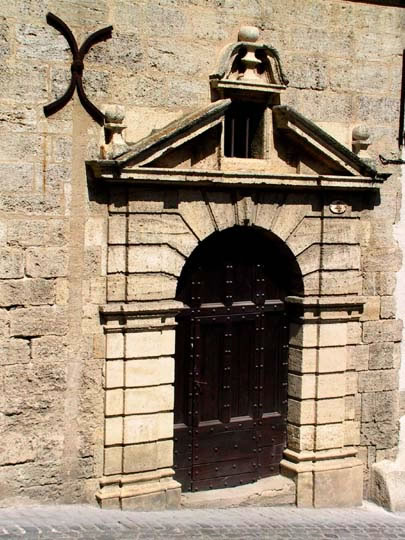 La porte de la maison renaissance et son fronton
